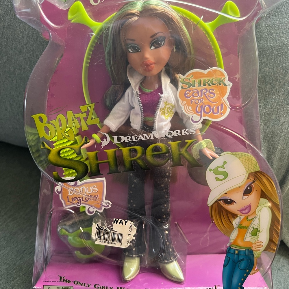 Bratz Shrek Doll with White Jacket - Picture 3 of 3